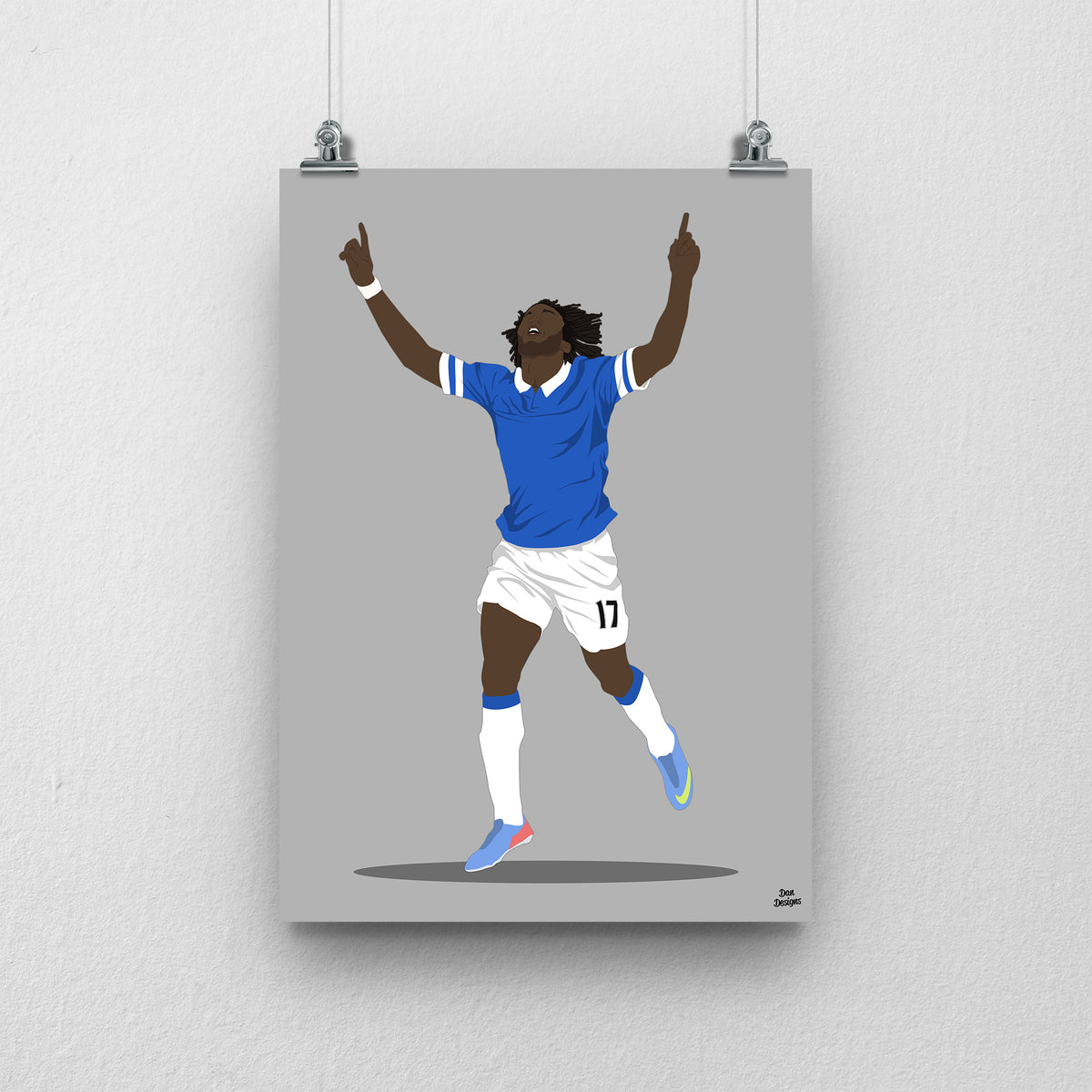 Romelu Lukaku Everton print, celebrating with both index fingers pointing upwards in the blue Everton kit, on a grey background.